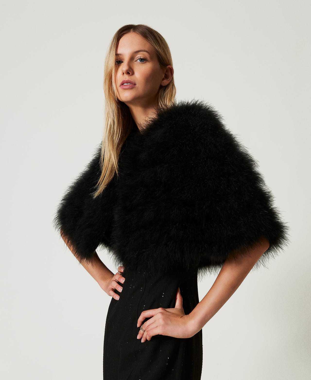 Short cape with feathers