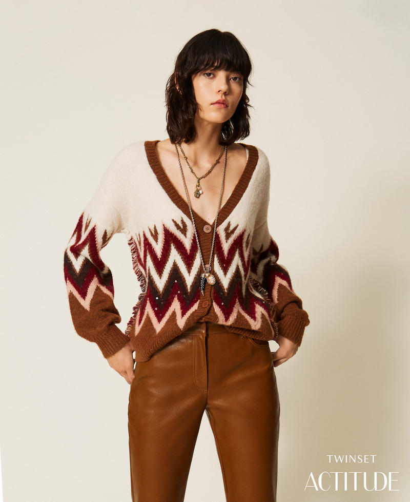 Jacquard-Cardigan mit Pailletten Jacquard Toffee / "Rhabarberrot" Frau 262AT3030_14118_PA