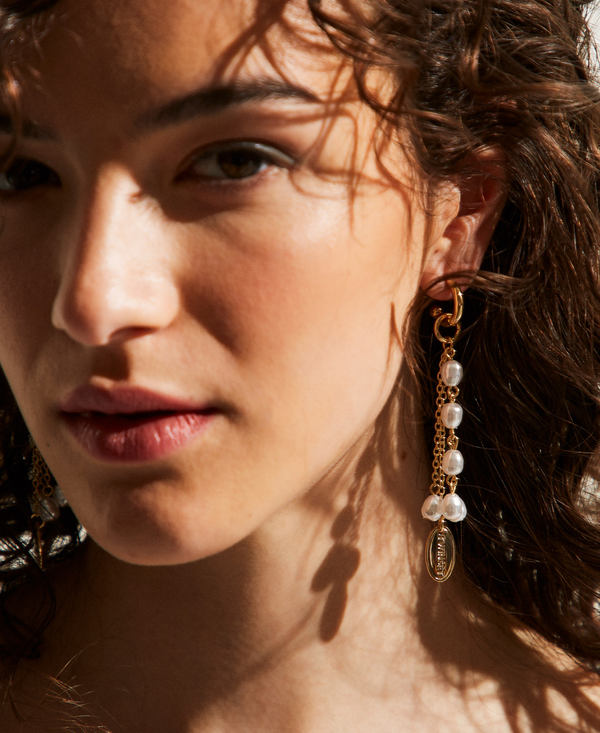 Ohrringe mit Anh&auml;ngern und Perlen