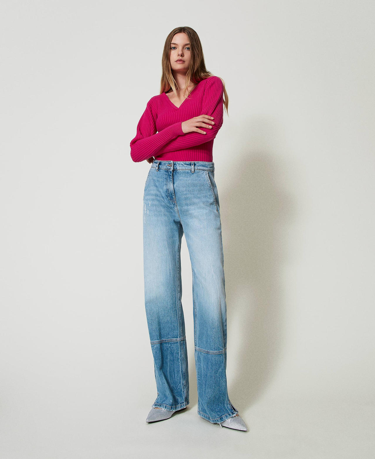 Wide-Leg-Jeans mit Teilungsnähten Helles Denim Frau 242AT2272_11453_02