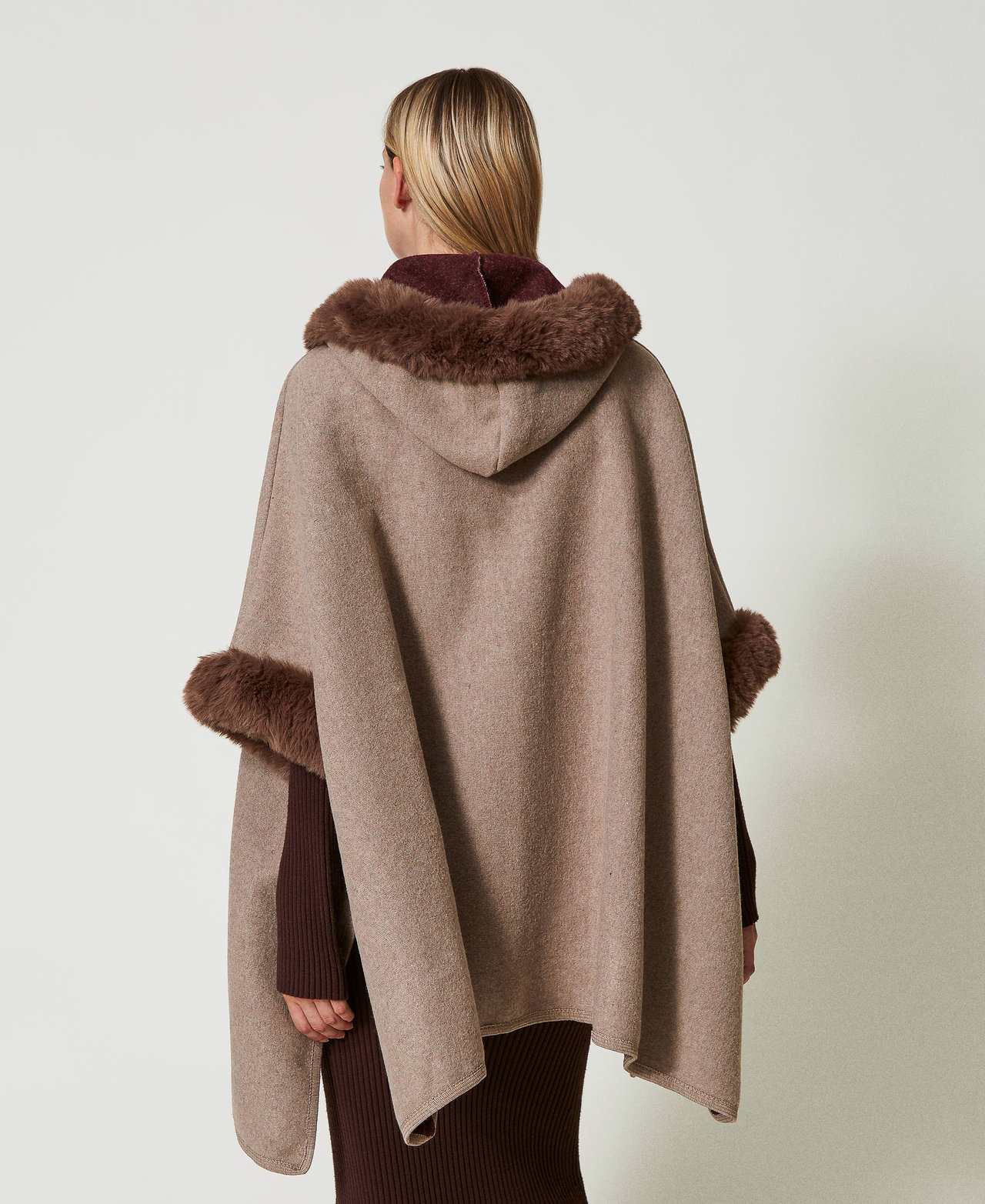Poncho de pa&ntilde;o y pelo sint&eacute;tico Chocolate Malt Mujer 242TO5700_11943_03