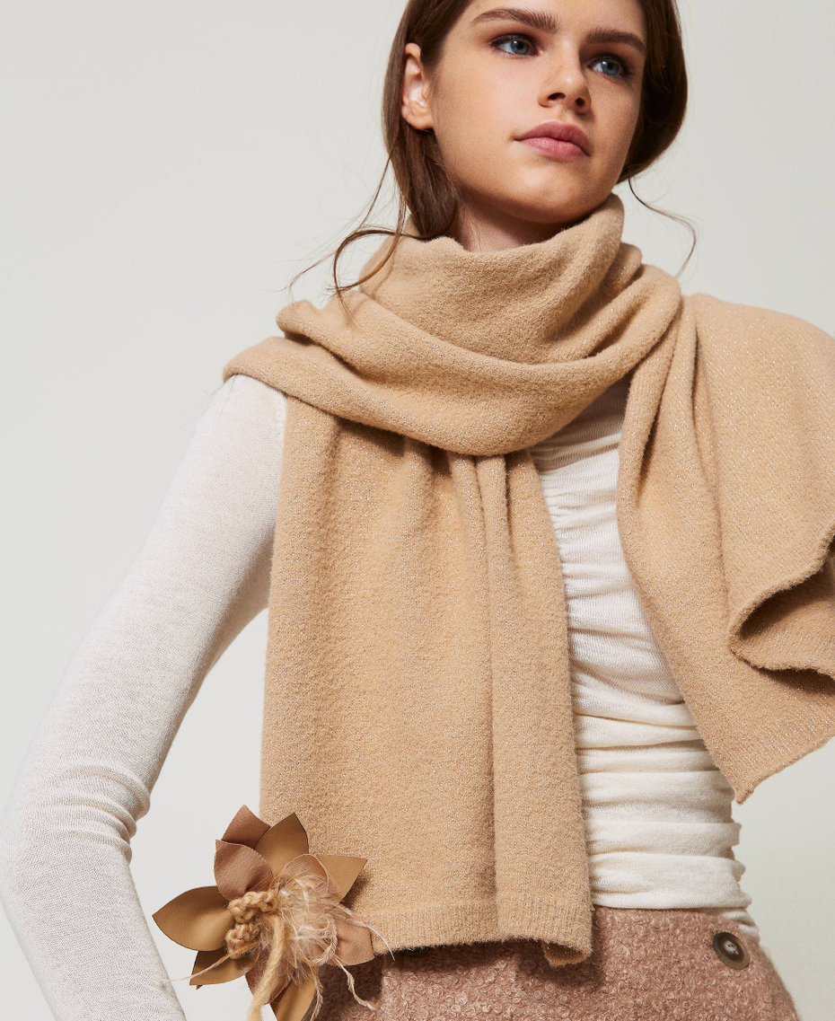 Bufanda de punto con broche de flor Beige &laquo;Sesame&raquo; Mujer 242AO5041_11961_S0