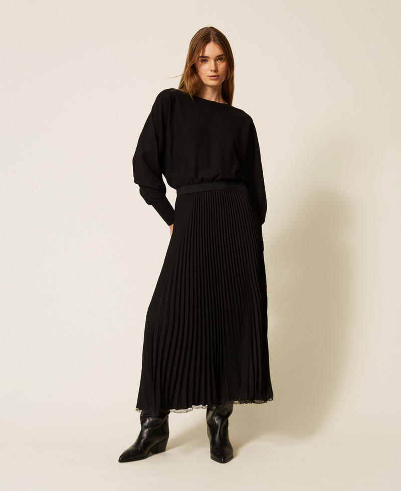 Robe longue en maille et cr&ecirc;pe pliss&eacute;