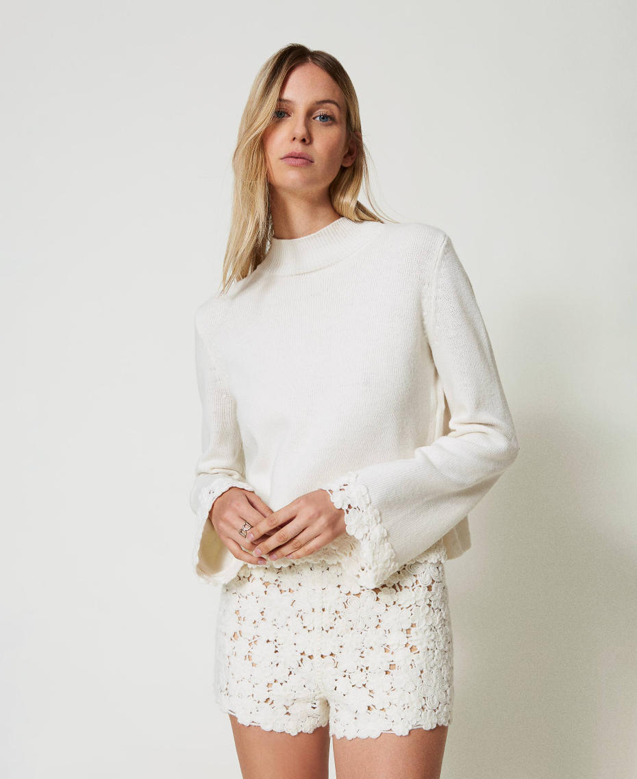 Stehkragenpullover aus Wollmischung mit Stickerei Weiß Schnee Frau 242TT3421_00282_01