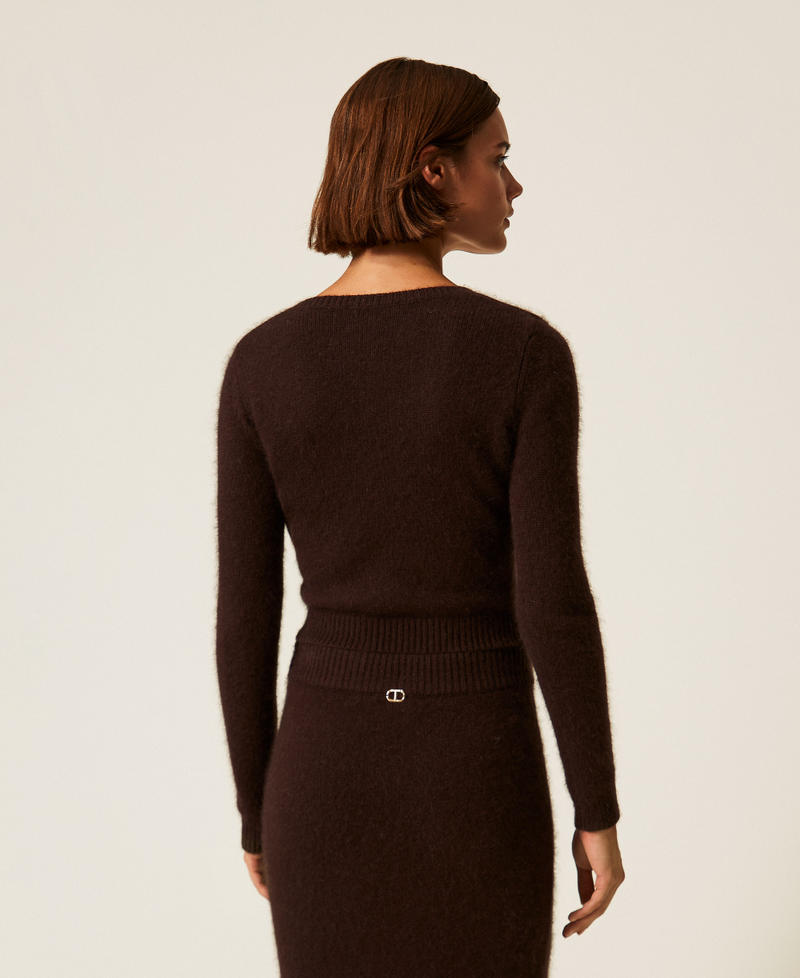 Pullover aus Angorawollmischung mit Schmuckbrosche Black Chocolate Frau 252TT3183_11054_03