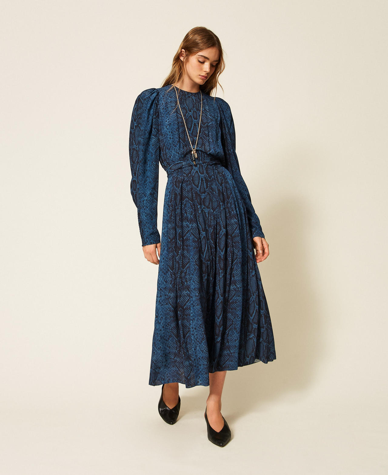 Maxikleid mit Rundhalsausschnitt und Pythonprint Pythonprint Blue Violet / Black Frau 262TT2601_14140_01