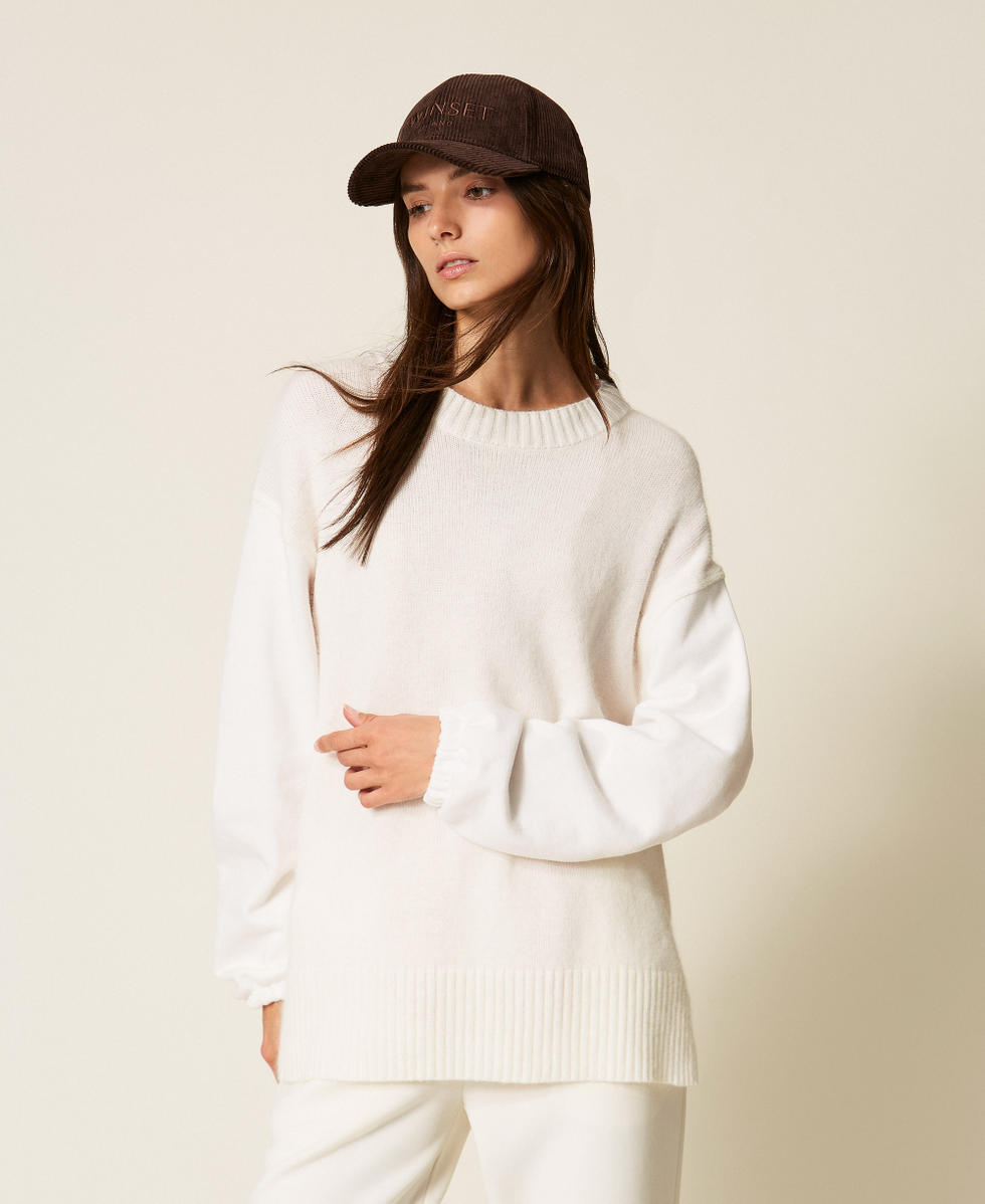 Knit jumper with plush sleeves