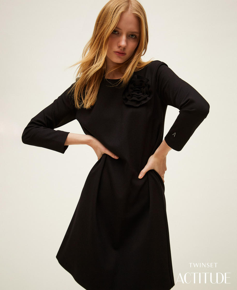 Vestido corto con broche floral Negro Mujer 261AP214A_00006_PA