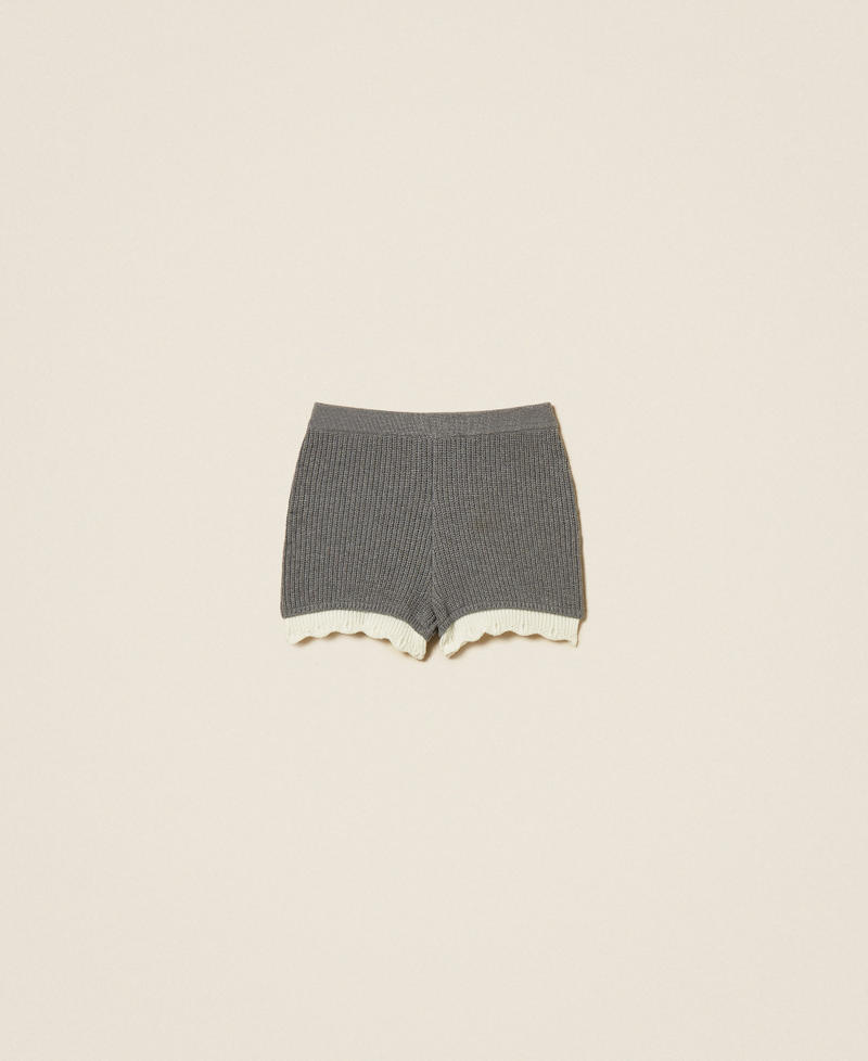 Strickshorts mit Bogenkante Zweifarbig meliertes Mittelgrau / "Schneewei&szlig;" Frau 262AP3042_13753_S0