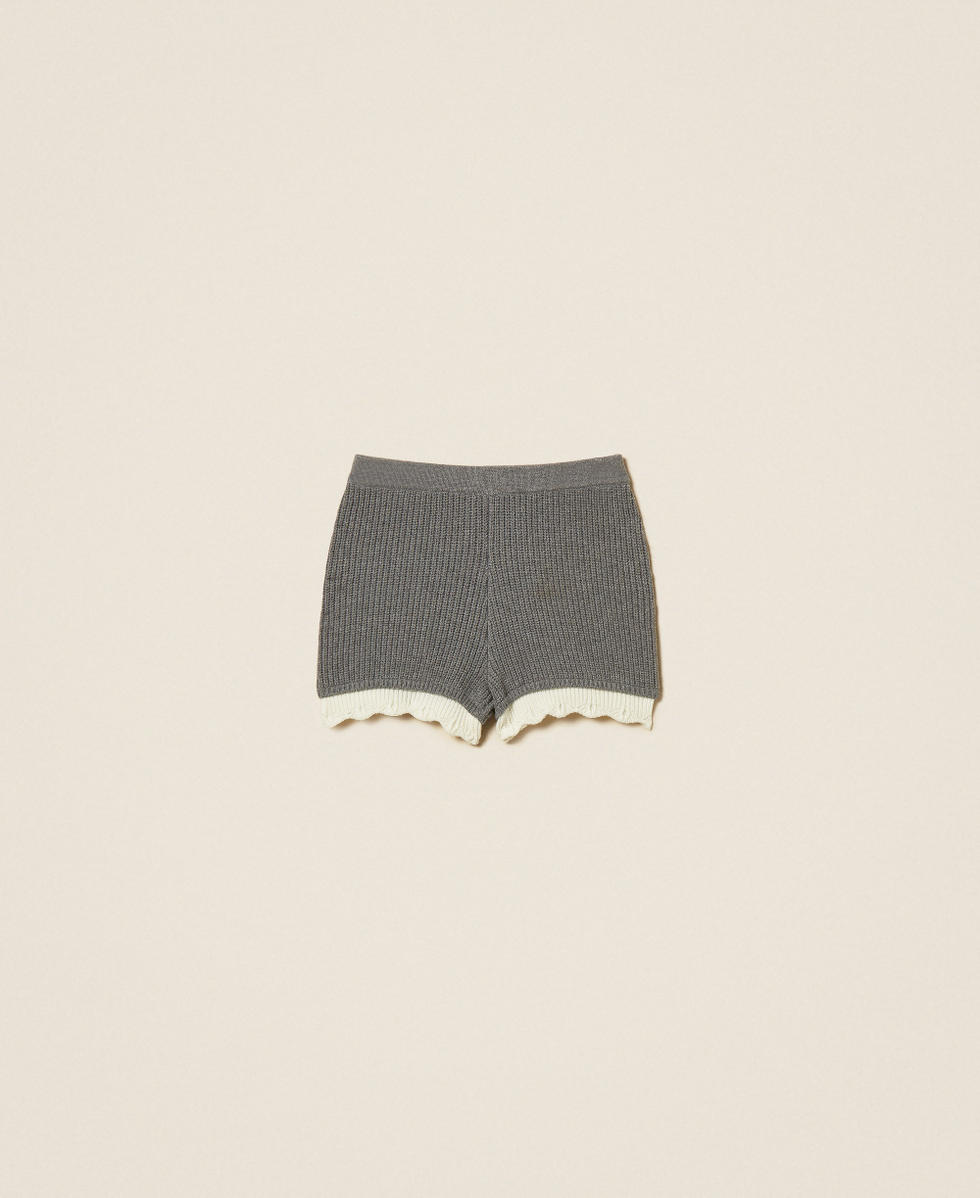 Strickshorts mit Bogenkante Zweifarbig meliertes Mittelgrau / "Schneewei&szlig;" Frau 262AP3042_13753_S0