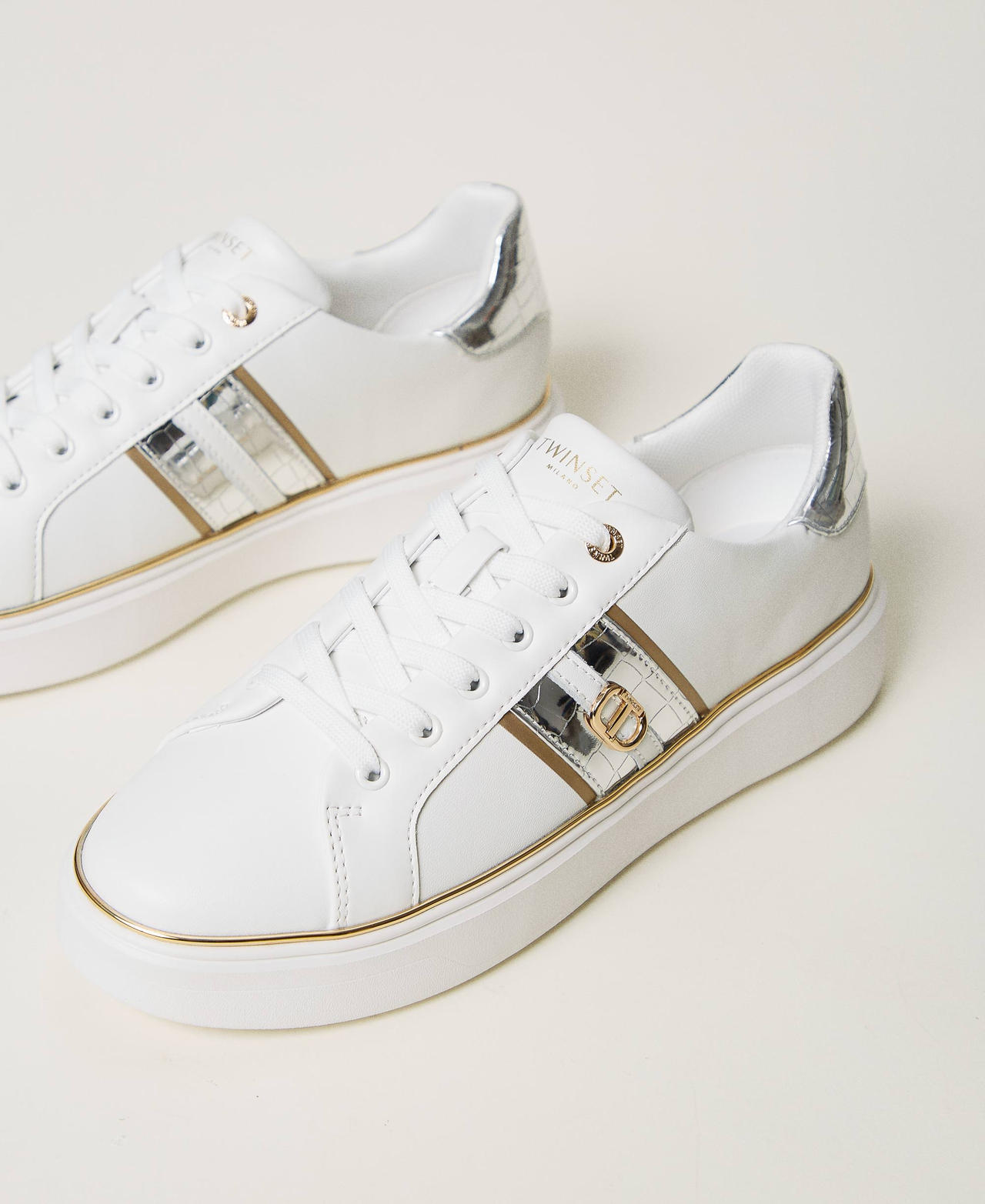 Sneakers in pelle con Oval T Bicolor Bianco Ottico / Argento Donna 251TCP01A_07200_02