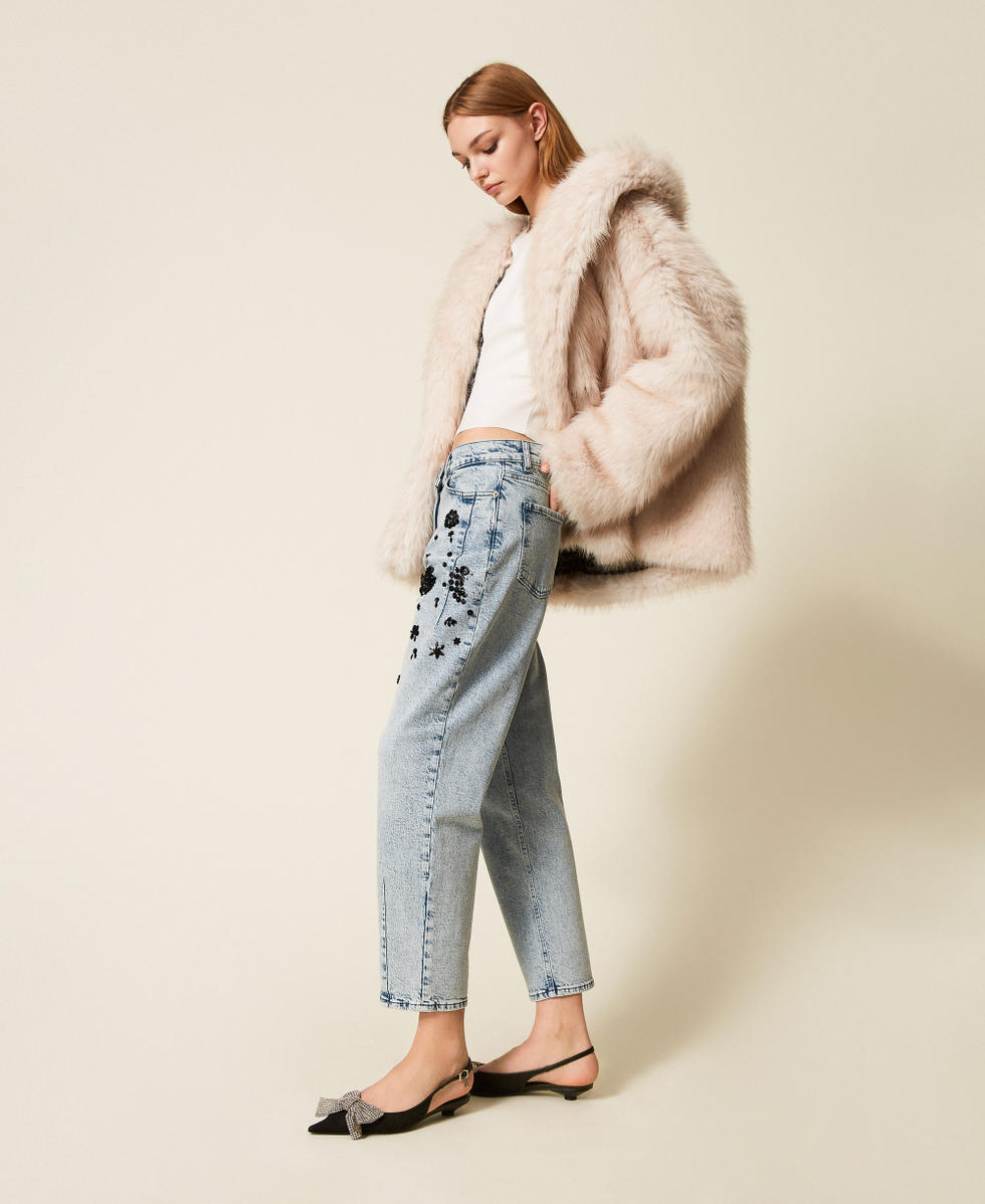 Handbestickte Barrel-Jeans Helles Denim Frau 252AP2550_11453_02