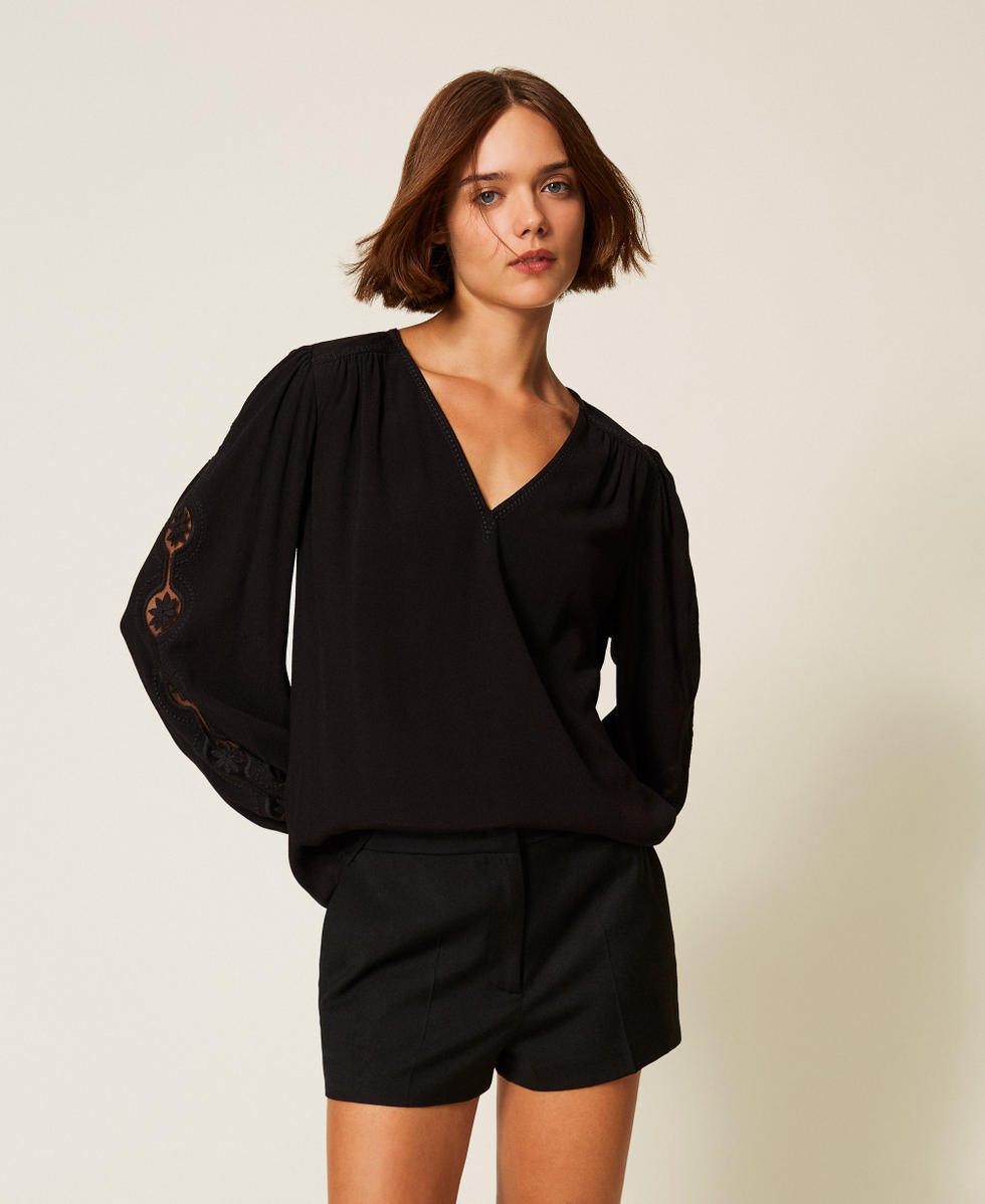 Blouse en cr&ecirc;pe avec broderie Noir Femme 252TP2151_00006_01