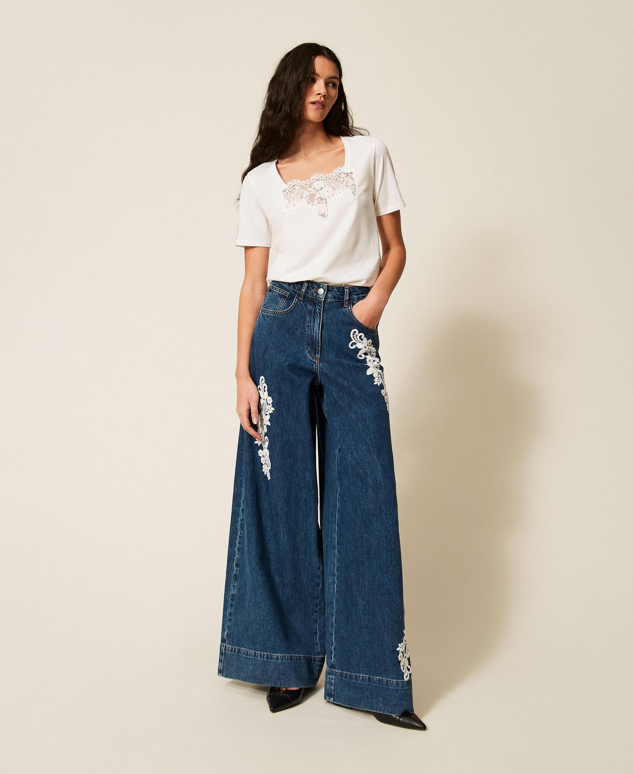 Weite Jeanshose mit Spitze Denimblau Frau 261AP2390_01104_01
