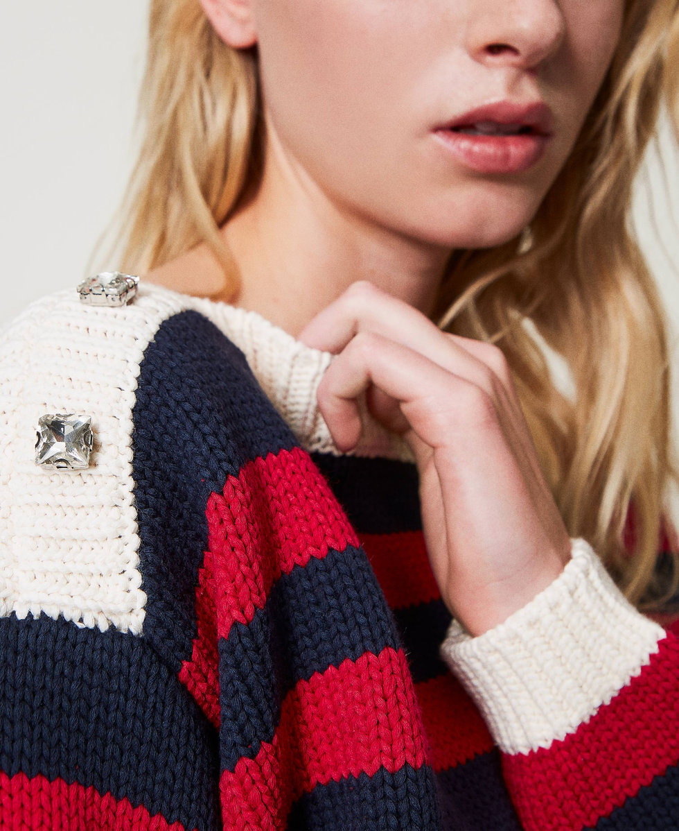 Pull &agrave; rayures avec cabochons
