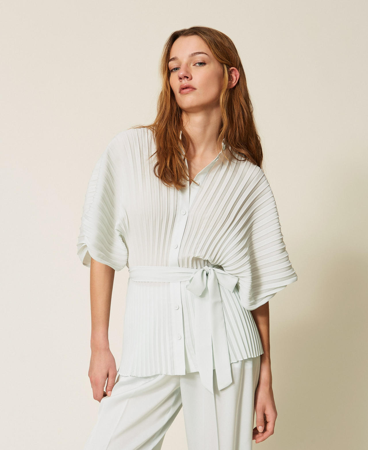 Hemdbluse aus recyceltem Cr&ecirc;pe de Chine "Aqua"-Hellblau Frau 261TP2560_13162_02