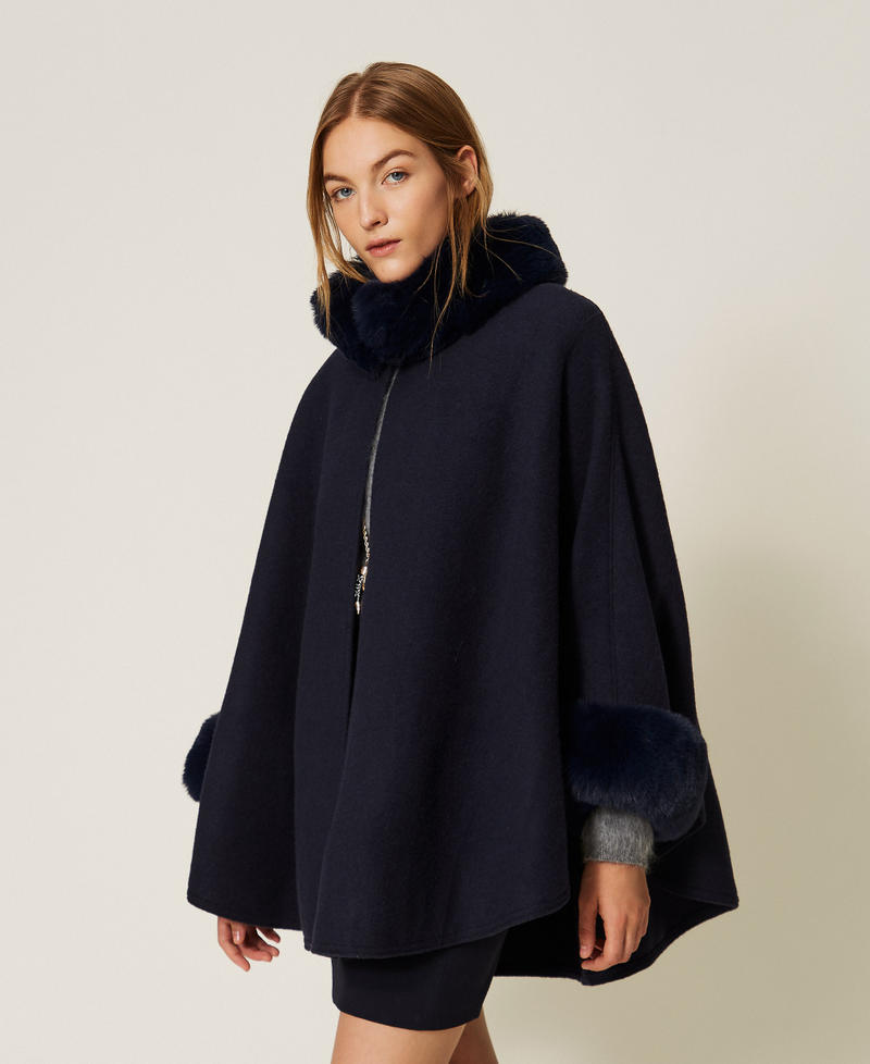 Poncho aus Tuch mit Kunstpelz Klassisches Blau Frau 262TO5730_11956_02