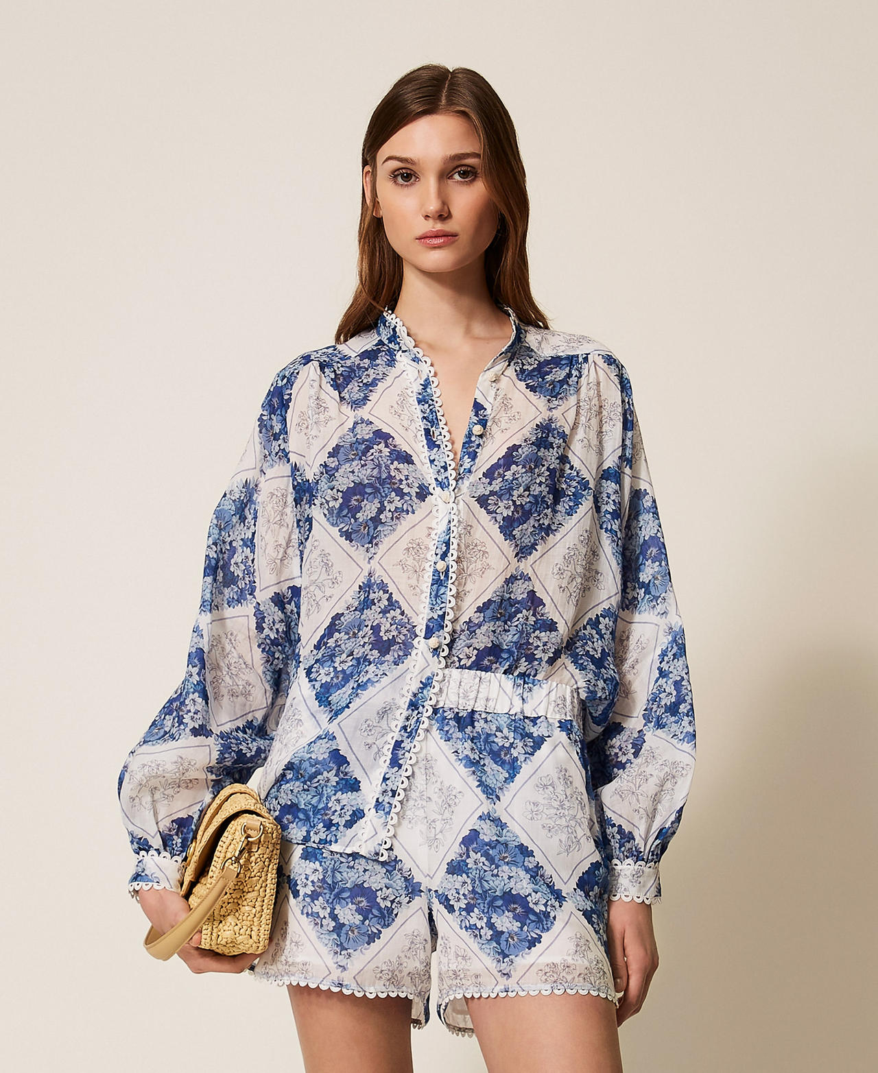 Ramie shorts with floral print Blue/Pale Blue Topaz Diamond Flower Print Woman 261TP213F_13405_01