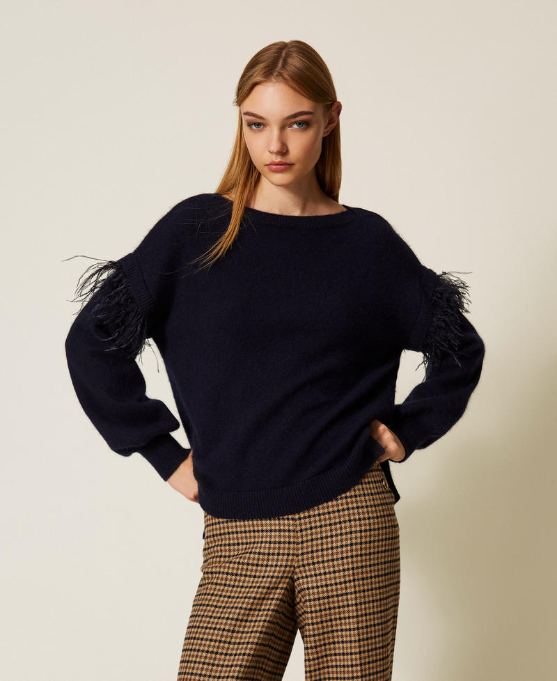 Pull en angora mélangé avec plumes Bleu Classique Femme 252TT3185_11956_01