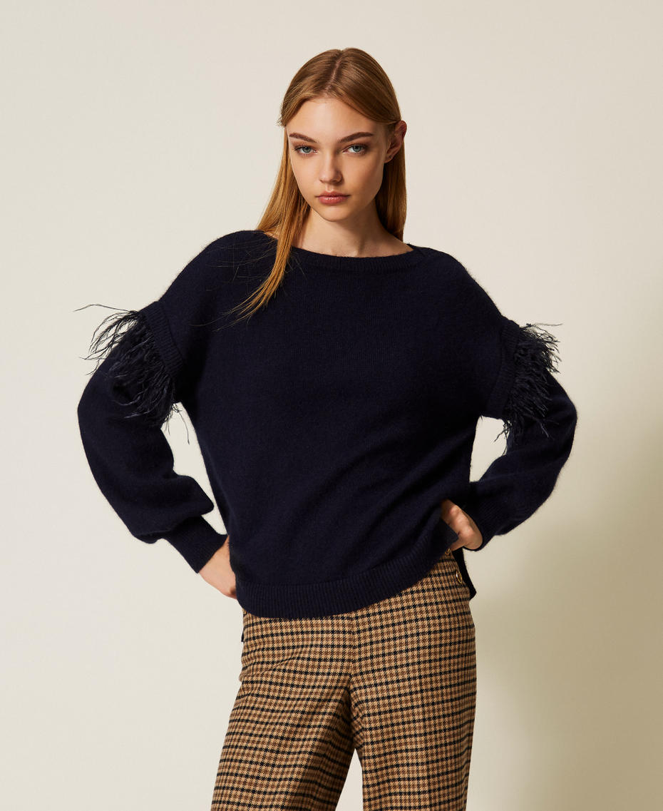 Pull en angora mélangé avec plumes Bleu Classique Femme 252TT3185_11956_01
