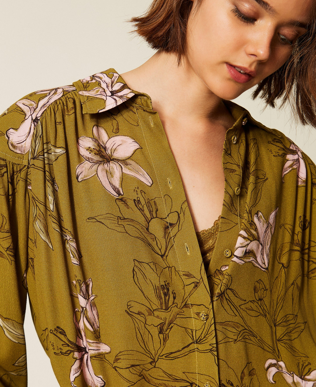 Camisa de crep&eacute; de China de flores Estampado Lirio Shiny Oil / Powder Rose Mujer 262LI2CMM_13929_PD