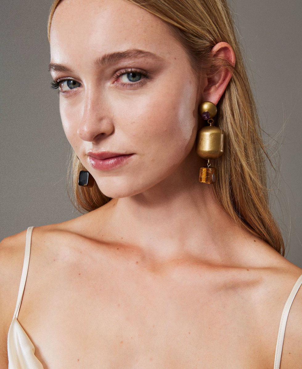 Earring with metal and stone elements