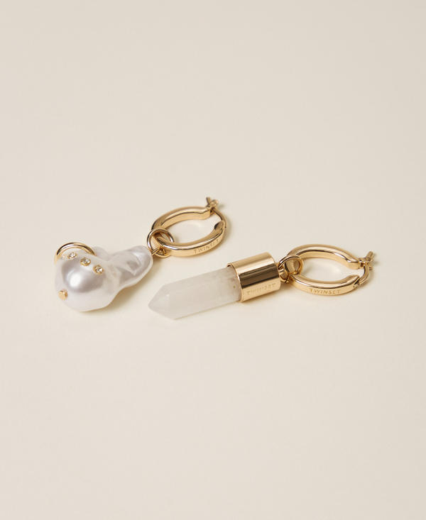 Boucles d&rsquo;oreilles asym&eacute;triques avec pendentifs