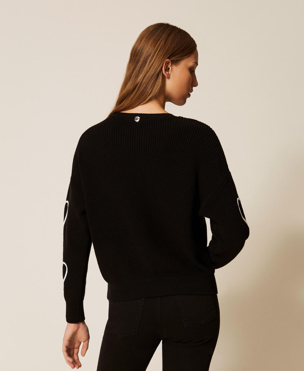Pull avec broderie de c&oelig;urs Bicolore Noir/Broderie Blanc Cass&eacute; Femme 261AP3130_13486_03