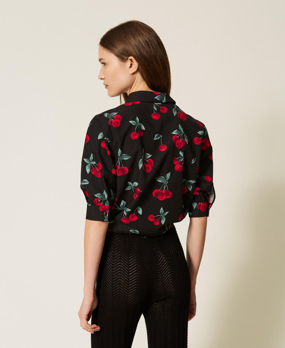 Camisa corta de popelina con estampado de cerezas Cherries Allover Black / Red Mujer 261TT2593_13500_03