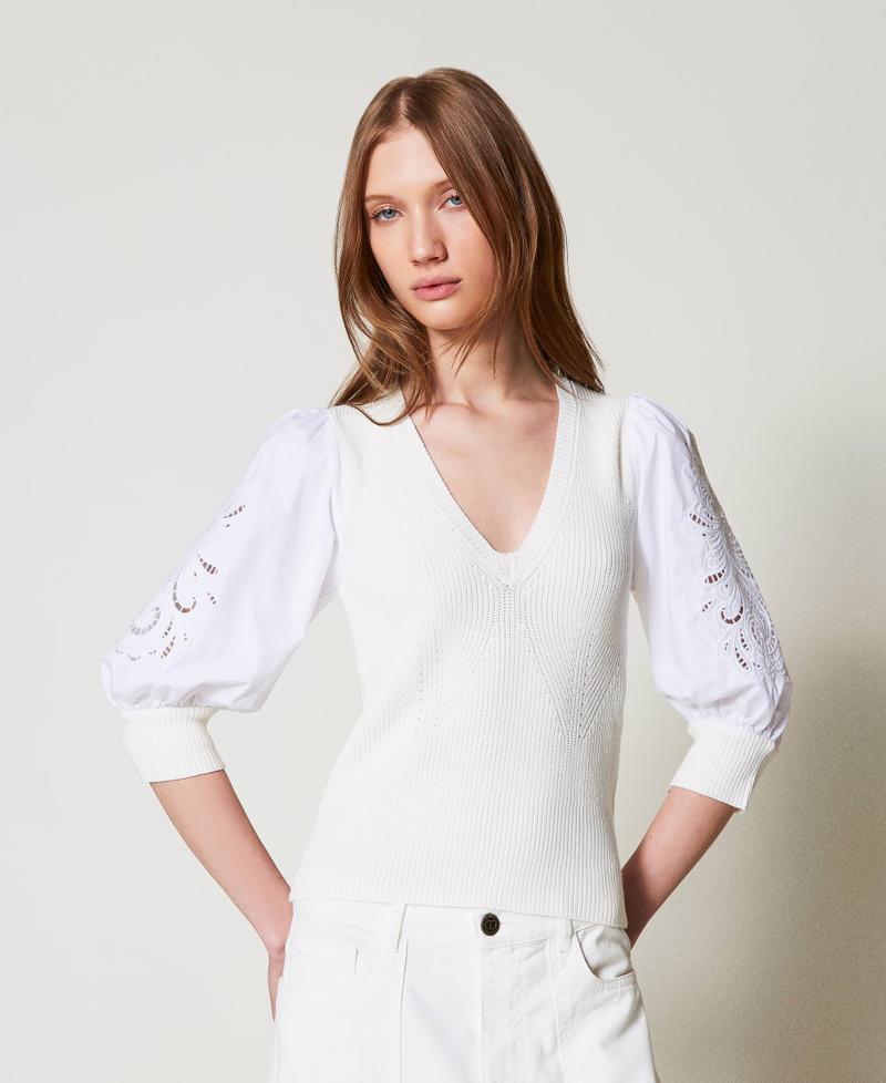 Maglia con maniche ricamate