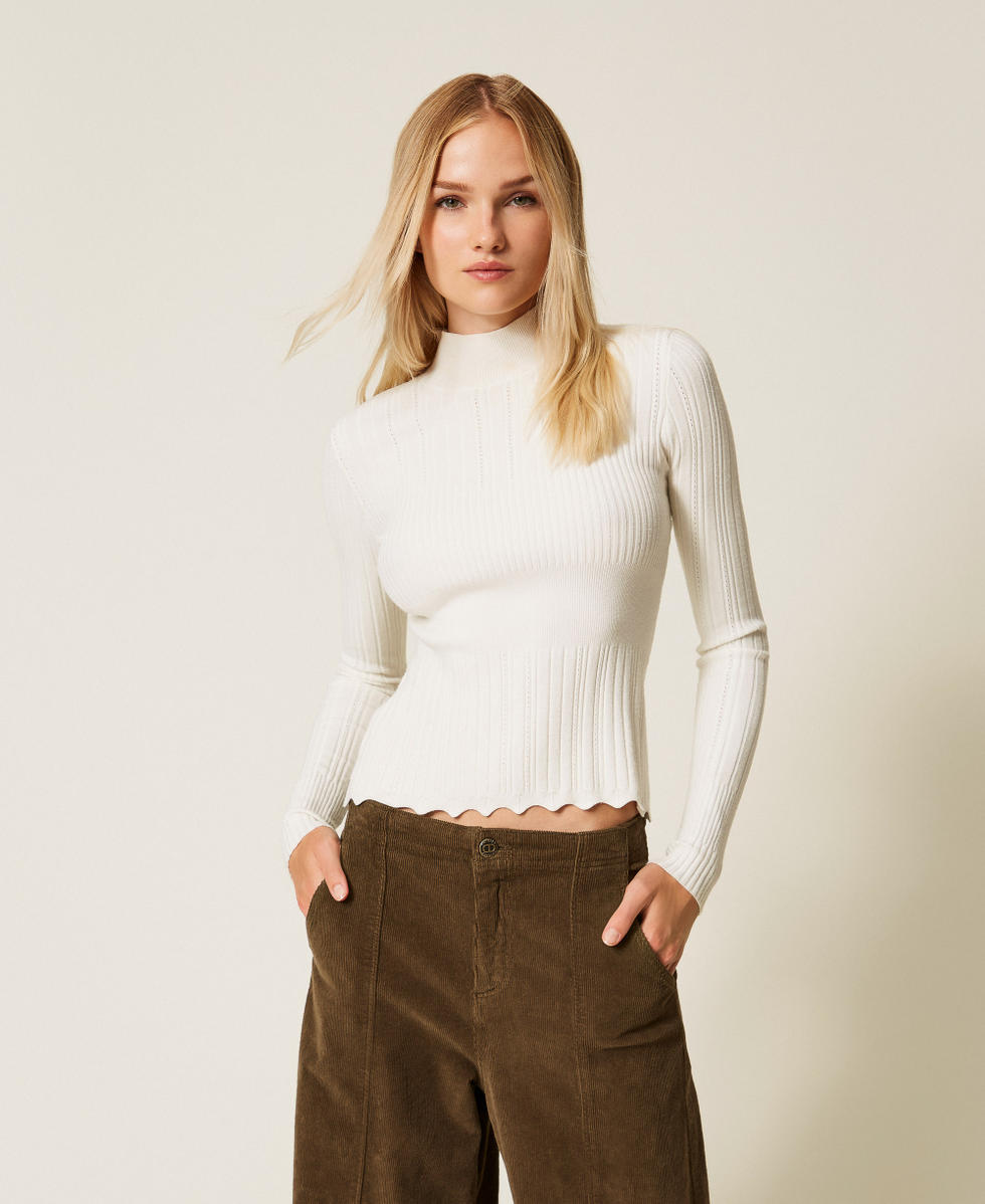 Scalloped hem rib knit turtle neck jumper