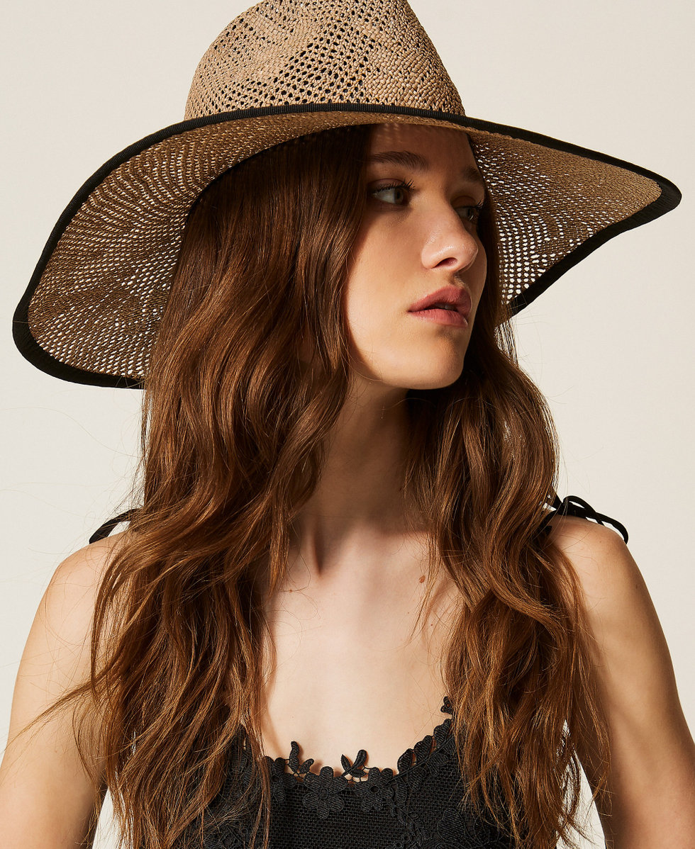 Chapeau effet paille avec fleurs