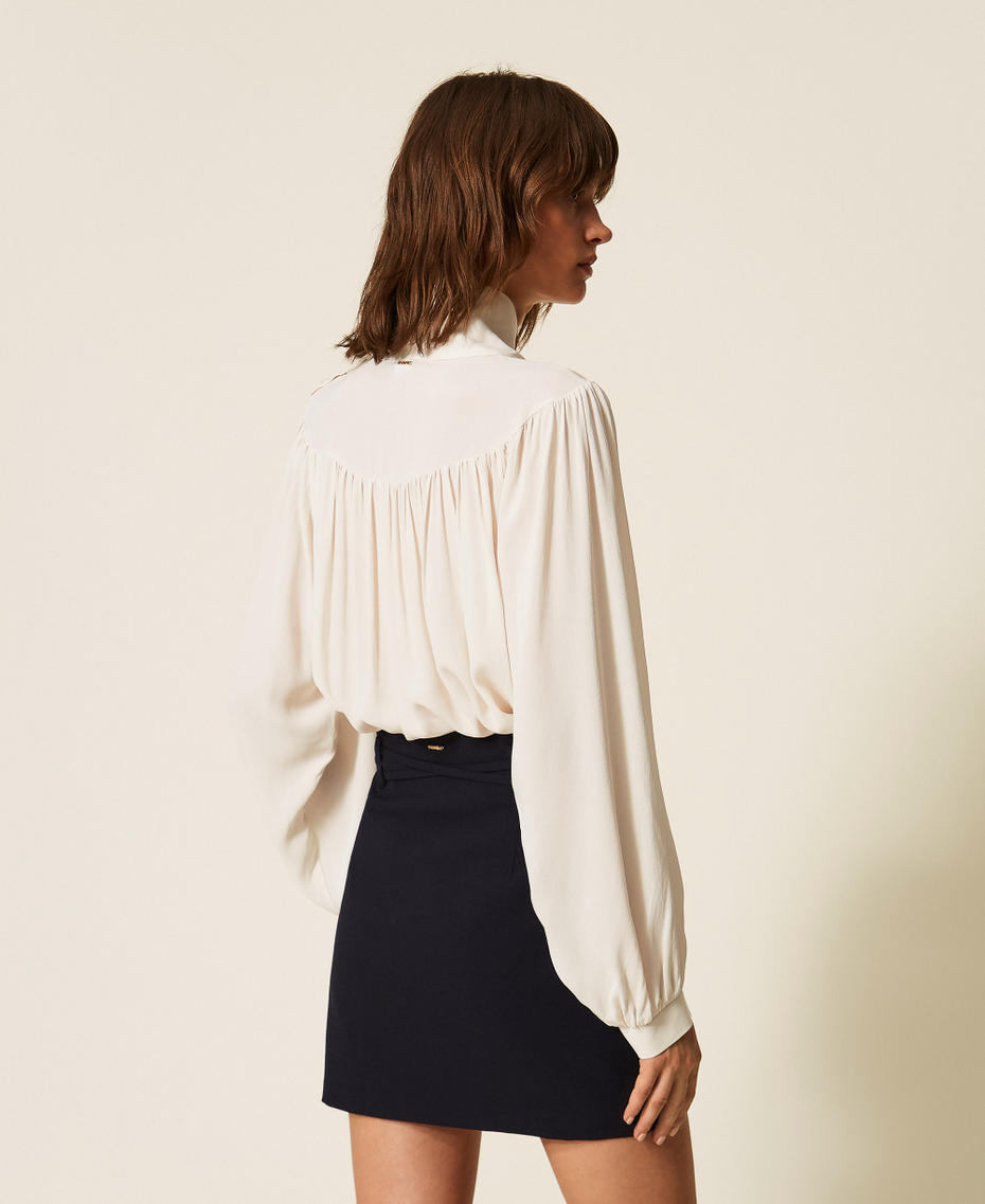 Blouse en cr&ecirc;pe de Chine avec fronce