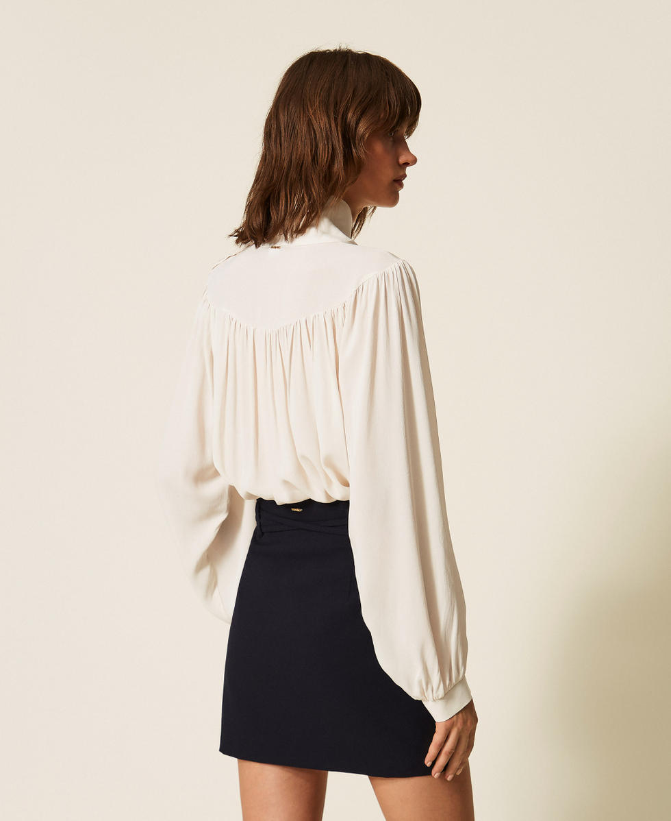 Blusa in cr&ecirc;pe de Chine con arricciatura