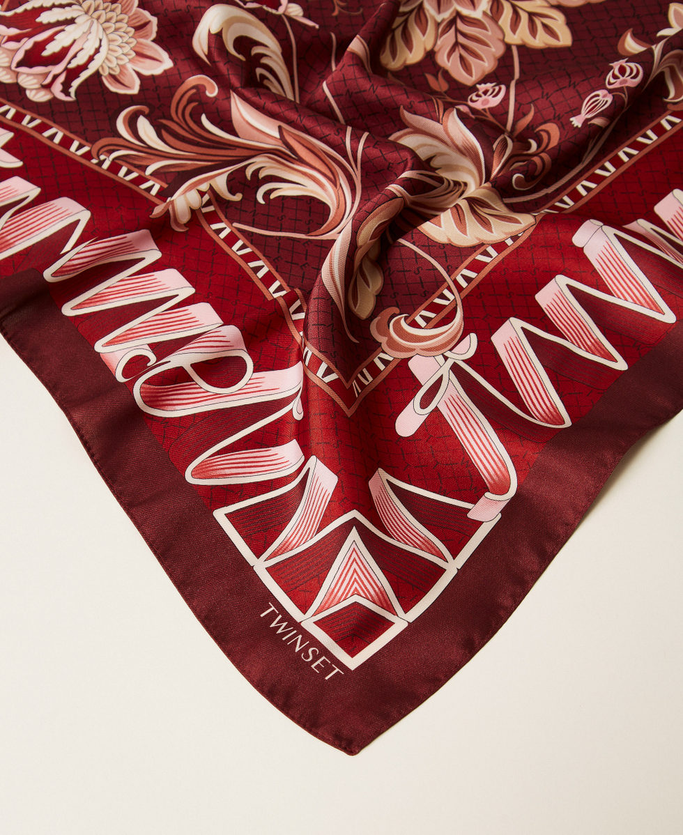 Pa&ntilde;uelo de raso con estampado Estampado Optical Logo Burdeos Mujer 262TO5550_14096_02