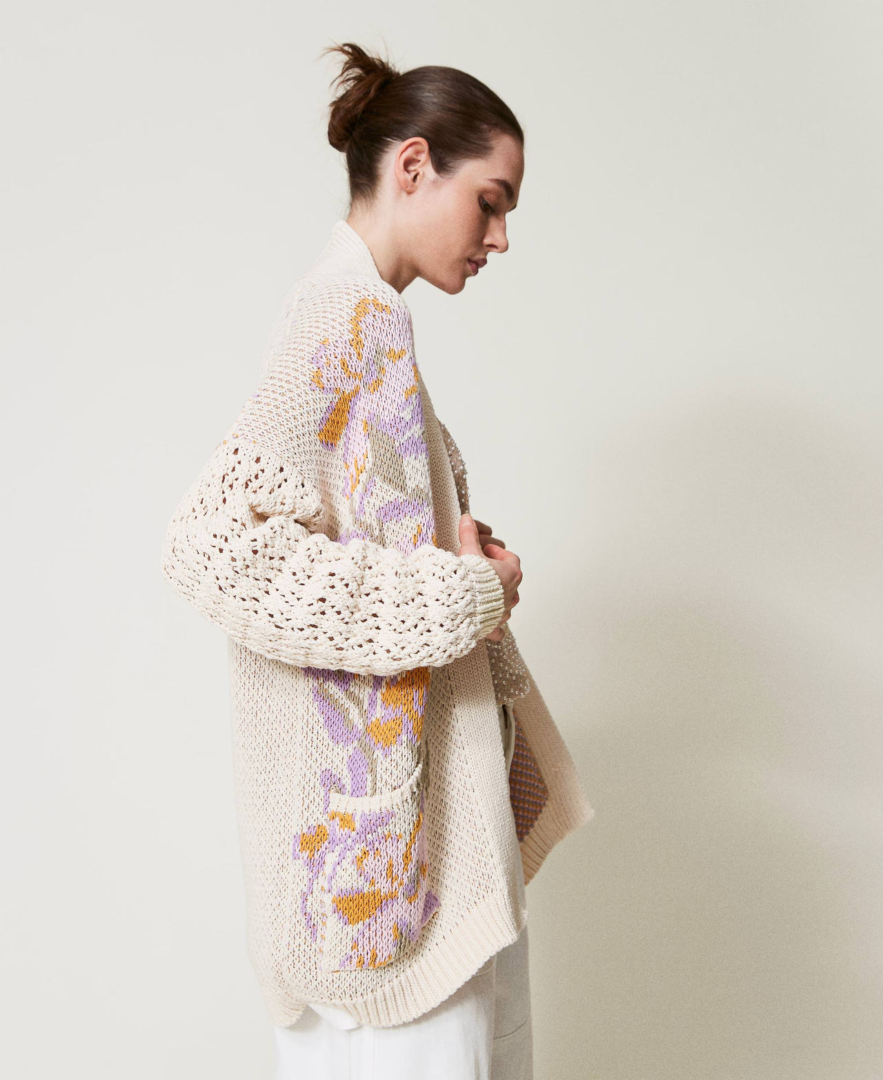 Cardigan aus Jacquard-Strick mit Blumendessin Flowers-Jacquard, schneewei&szlig; Frau 251TP3610_12359_02