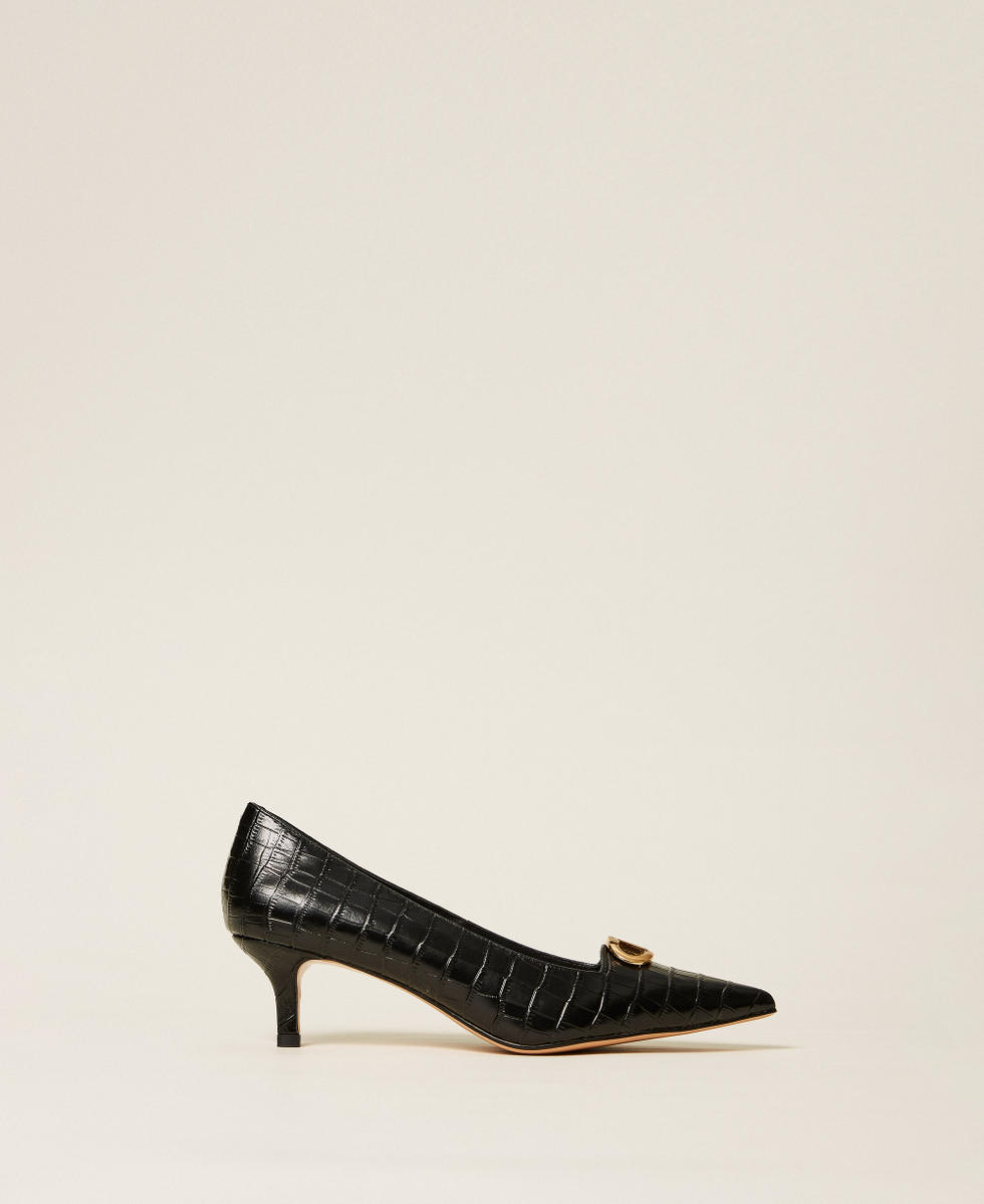 Pumps mit Krokoprägung und Oval T