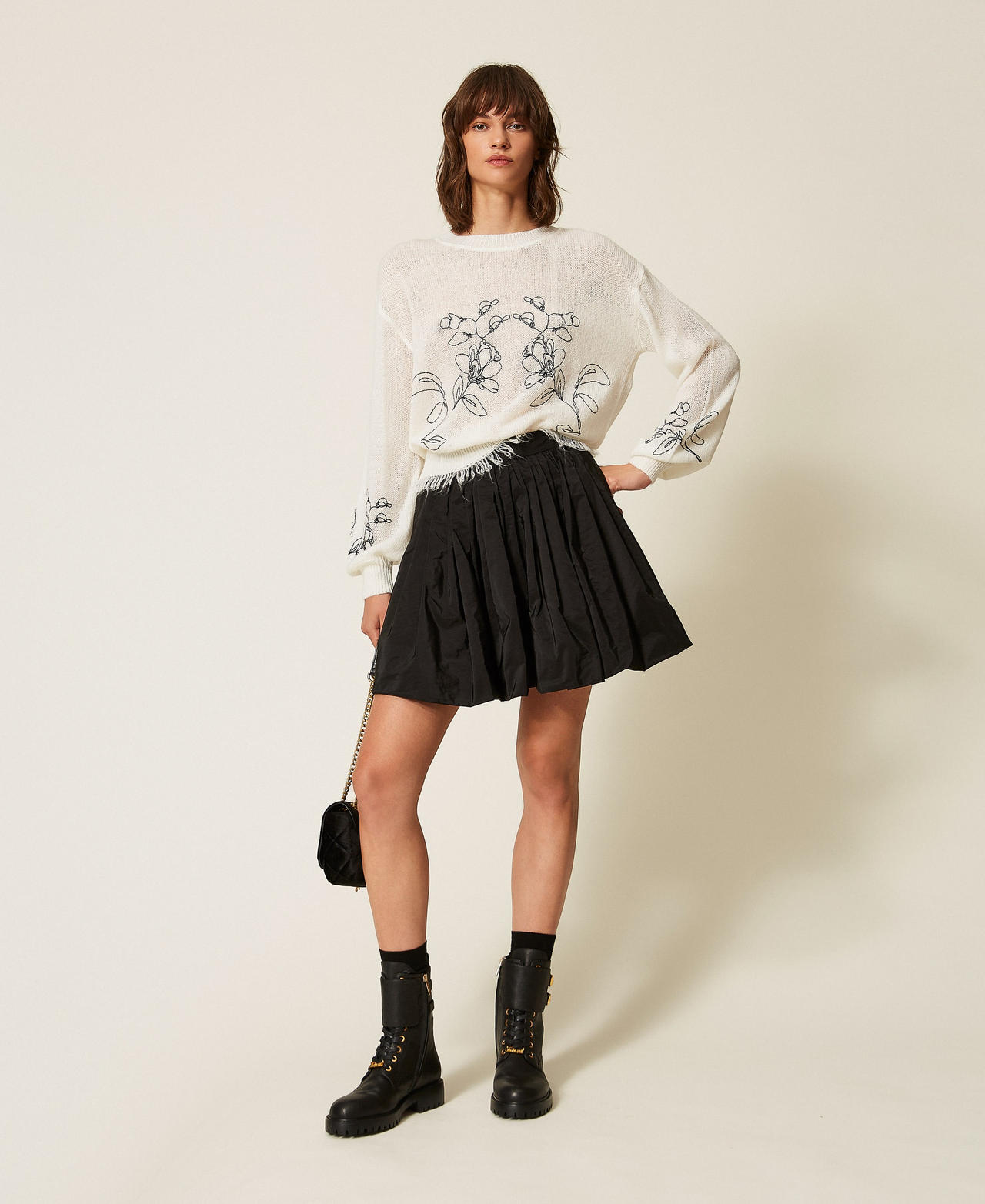 Pullover mit floralem Stickmotiv und Fransen "Schneewei&szlig;" / Stickerei Schwarz Frau 262AP3230_13762_01