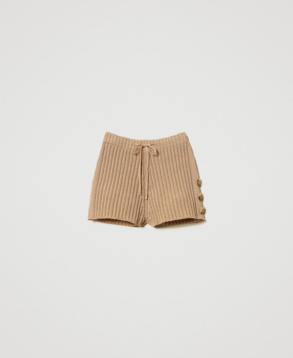 Gerippte Strickshorts mit Knöpfen