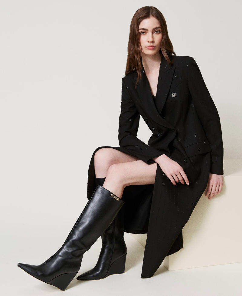Hoher Stiefel mit Keilabsatz und Logoplakette Schwarz Frau 242TCP160_00006_S0