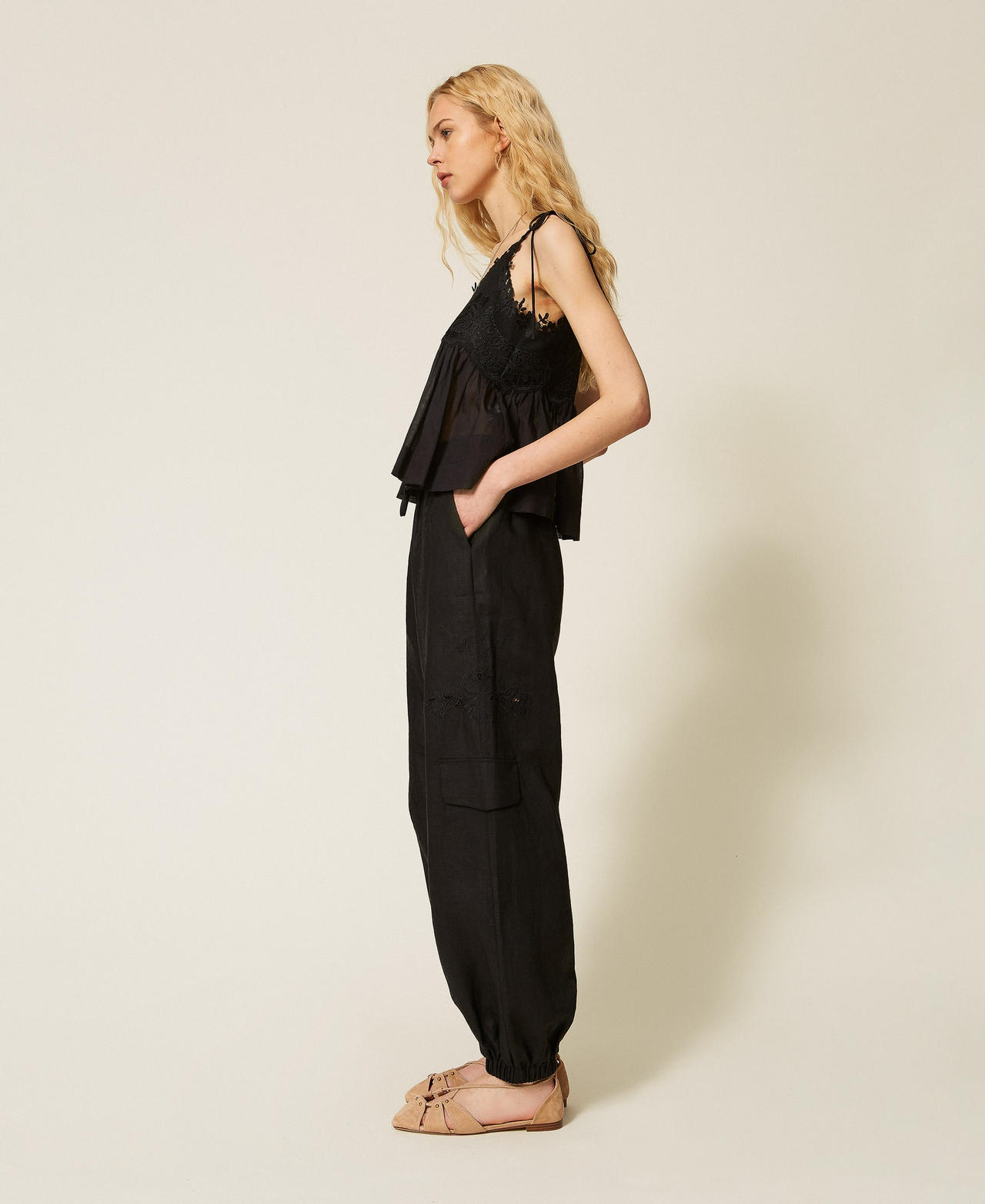 Pantaloni joggers in lino e sangallo Nero Donna 261TT2121_00006_02