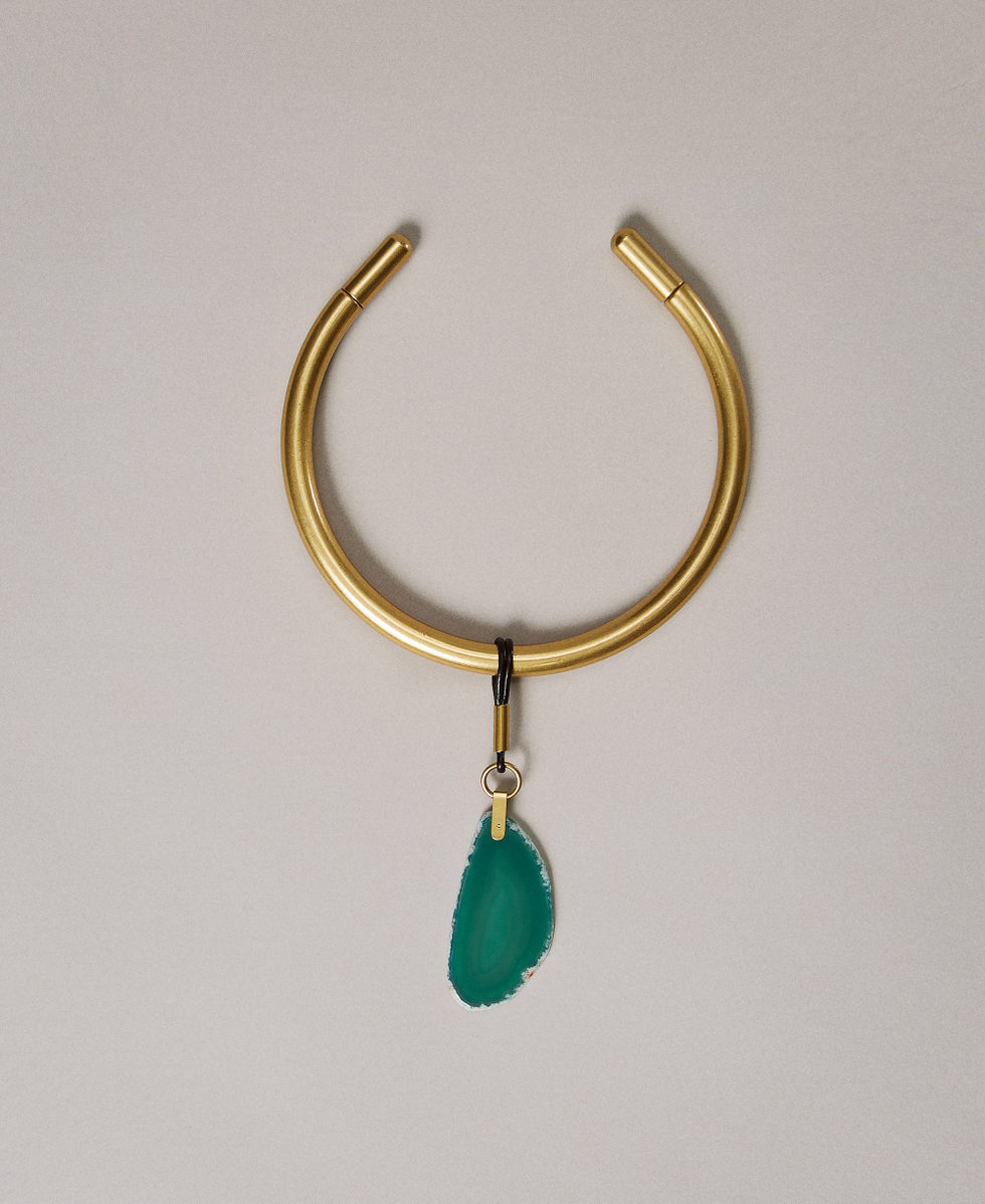 Halsnahe Kette mit Stein