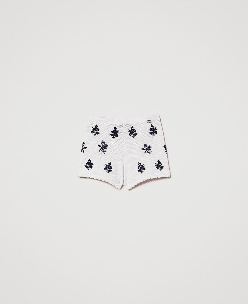 Strickshorts mit Stickblumen