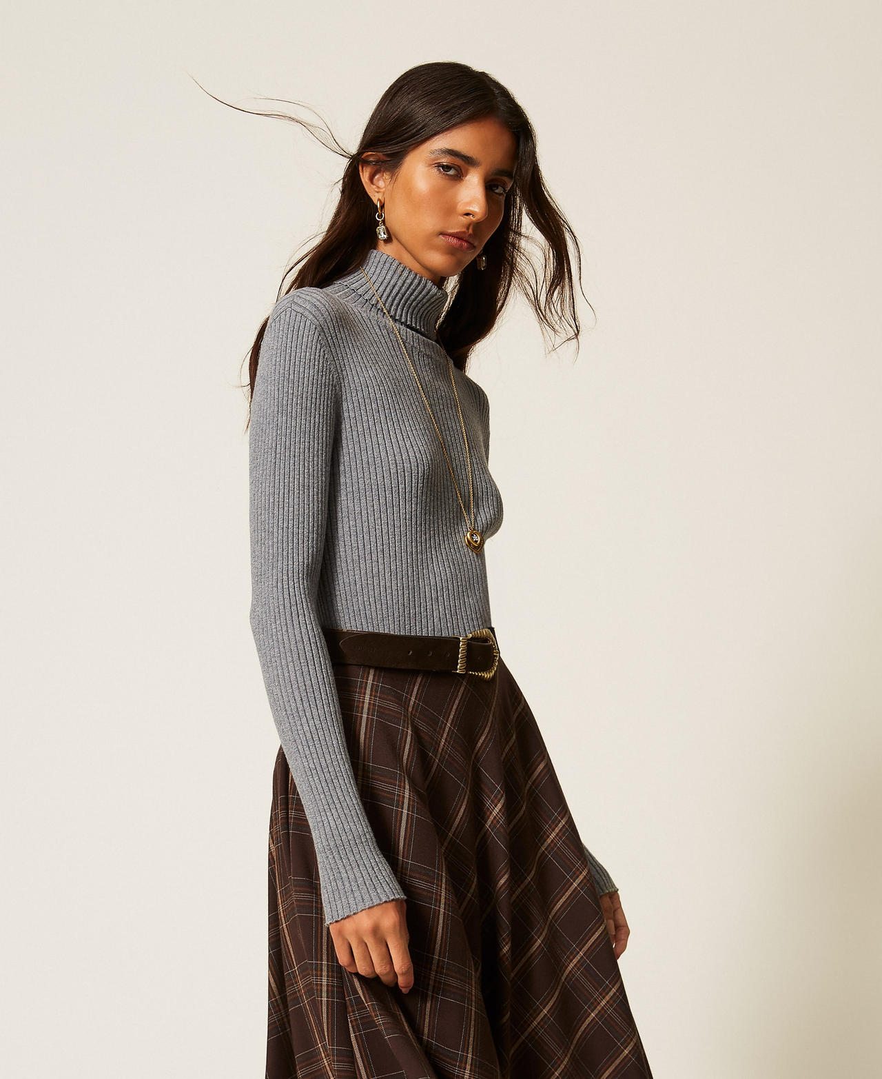 Figurbetonter Rollkragenpullover Mittelgrau-Melange Frau 262AT3130_12838_02