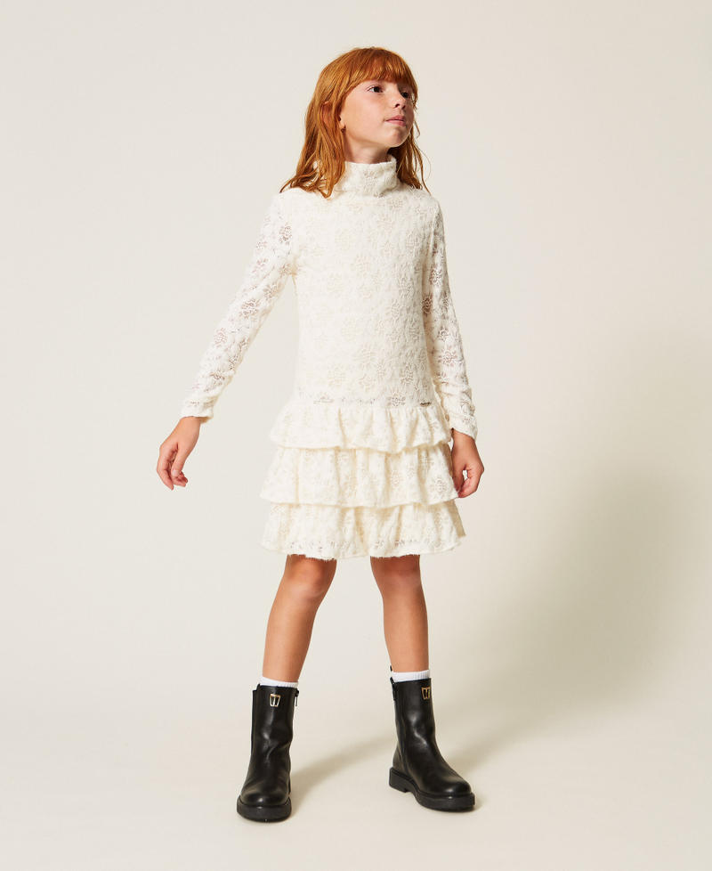 Kurzes Kleid aus Spitze mit R&uuml;schen Wei&szlig; Schnee M&auml;dchen 262GJ2190_00282_01