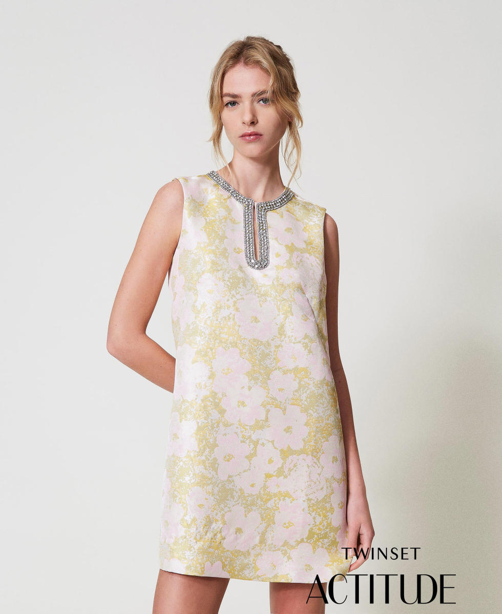 Kurzes Jacquardkleid mit Handstickerei