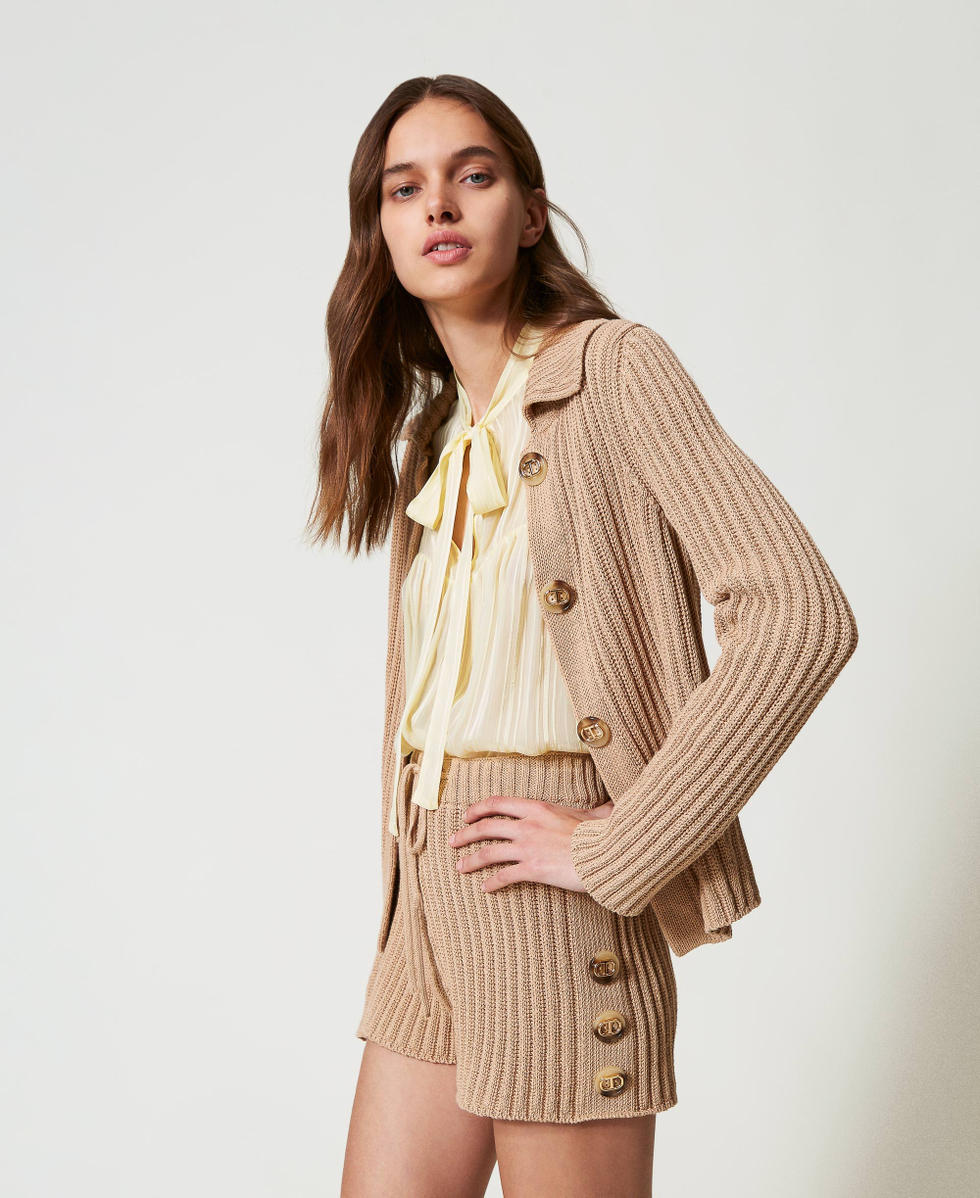 Gerippte Strickshorts mit Knöpfen