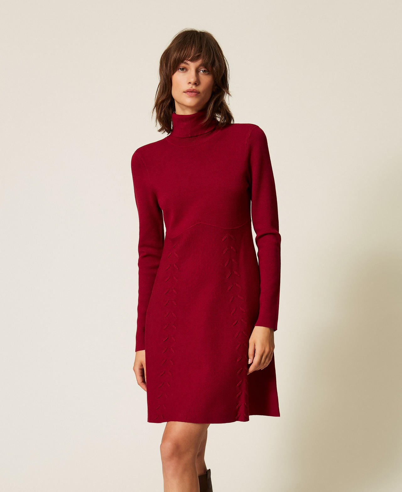 Kurzes Strickkleid mit Stehkragen "Rhabarberrot" Frau 262AP3110_13643_01