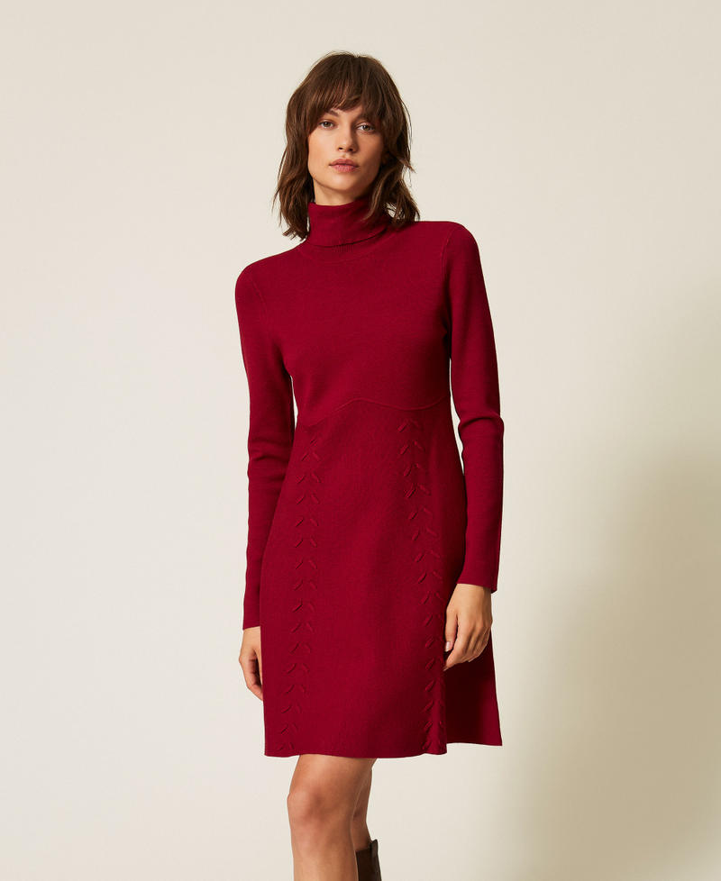 Kurzes Strickkleid mit Stehkragen "Rhabarberrot" Frau 262AP3110_13643_01