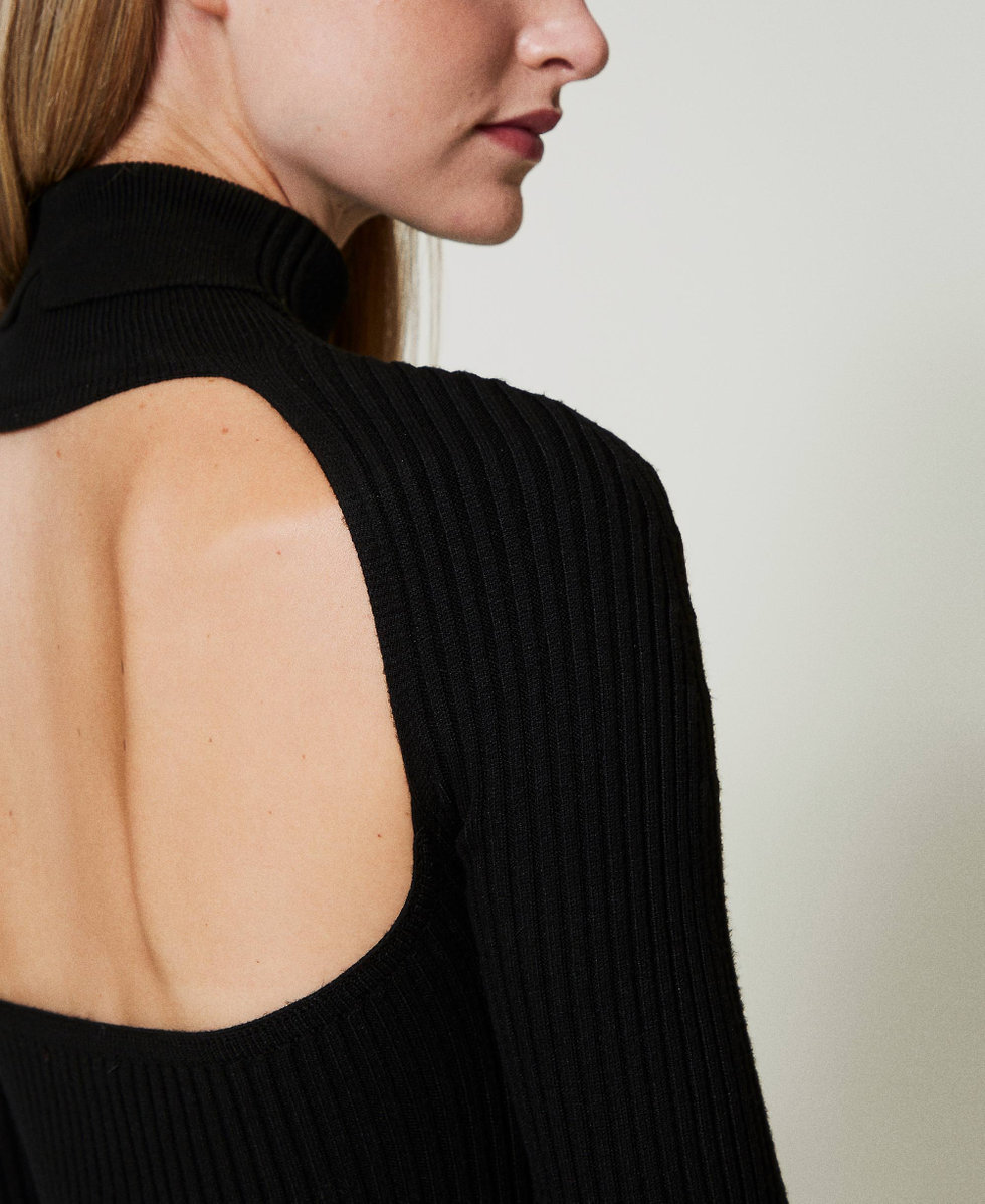Long knit dress with cut-out